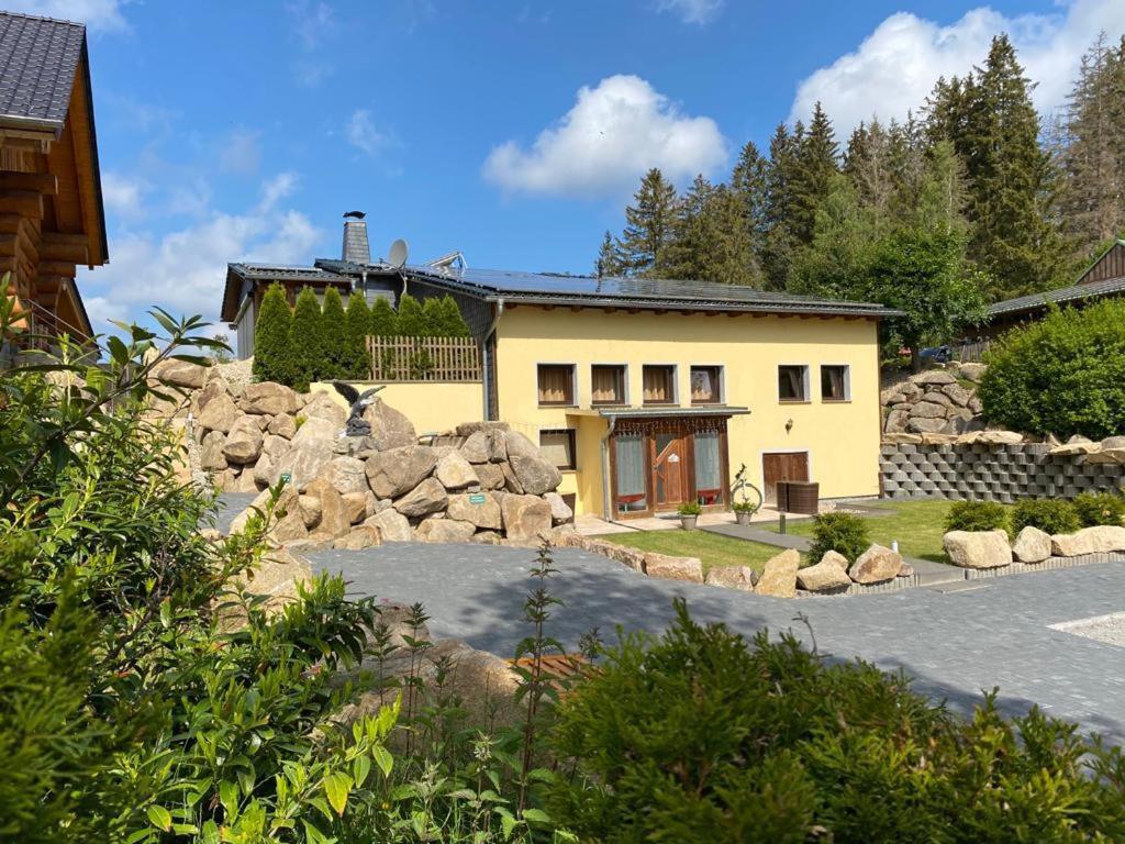 Naturstammhaus Und Zum Brockenbaecker *